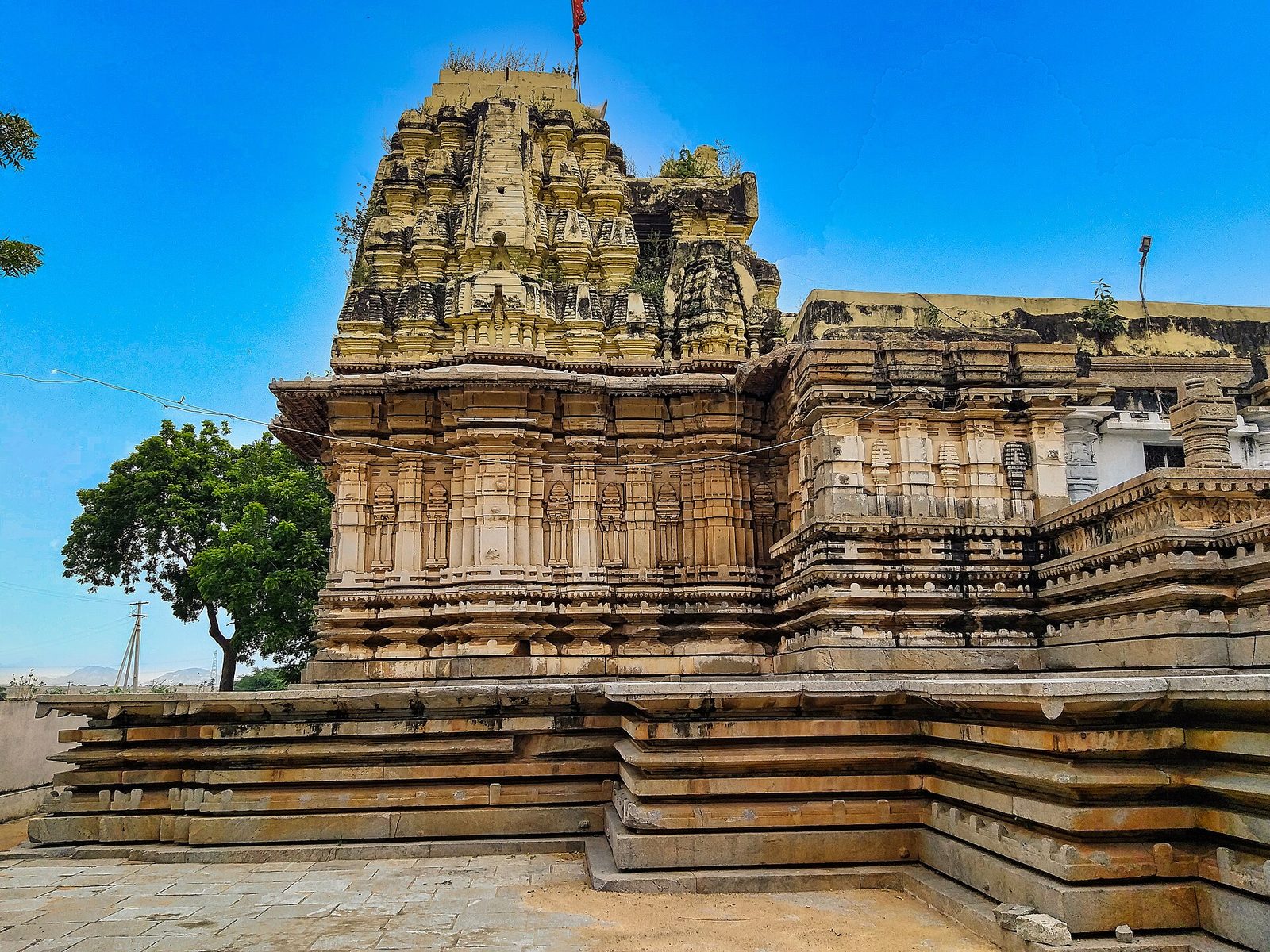 పిల్లలమరి వద్ద ఉన్న ఇరాకేశ్వర ఆలయంః లోతైన నీలం ఆకాశం కింద, విస్తృత మెట్ల వేదికపై అంచెల ఉపరితలంతో మరియు దగ్గరగా అచ్చుపోసిన గోడలతో కూడిన మందిరం